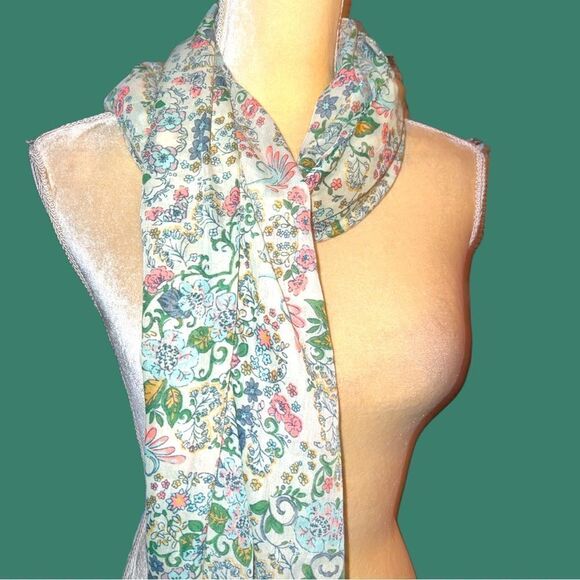 Pretty,  large scarf, with cute design and fringe tassel hem! - Picture 3 of 6